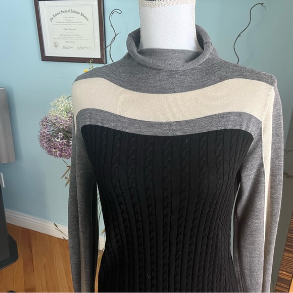 A wool dress - Picture 2 of 3